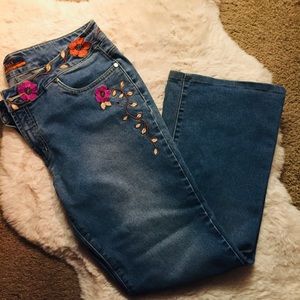 ✌🏽❤️🛍 Flower Detail Tussle In Brand Jeans